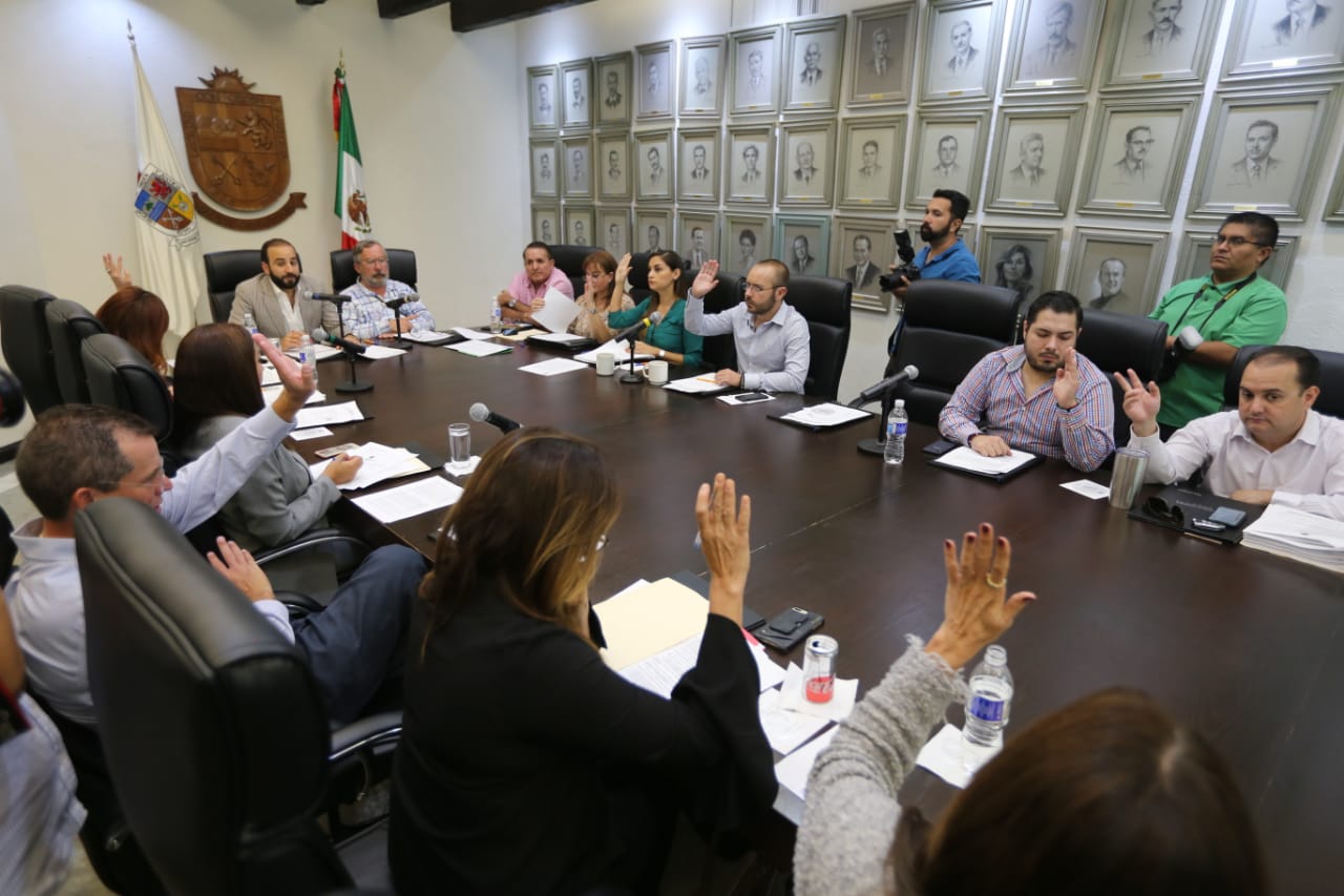 Durante la reunión, el alcalde entrante Miguel Treviño de Hoyos pidió tomar la palabra en la sesión para hablar en contra del proyecto. Foto: Leonel R