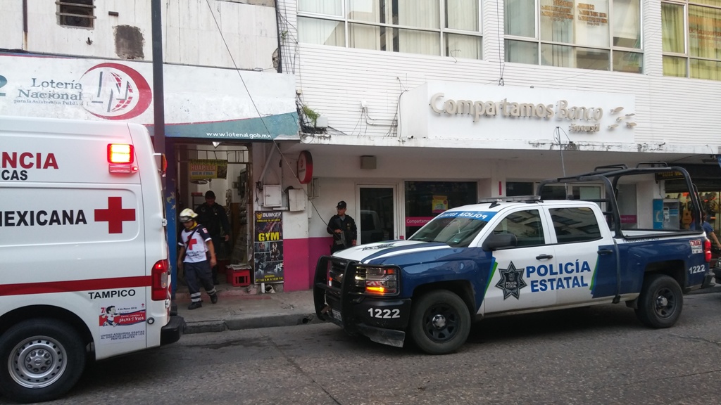 Una ambulancia estaba lista para el traslado de quien sufrió la caída.