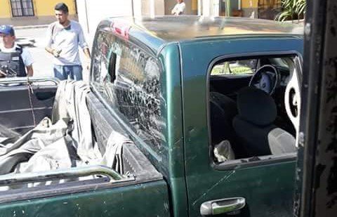 Algunos vehículos resultaron dañados durante el enfrentamiento. (Isabel Zamudio)