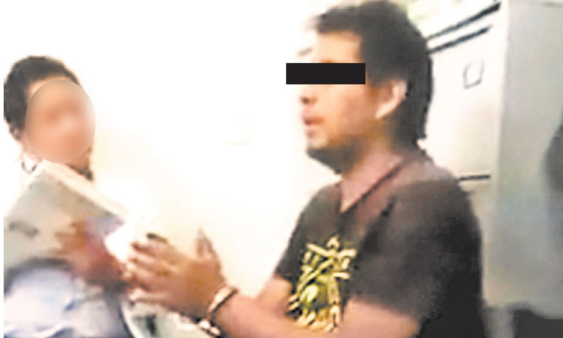 El criminal durante el examen psiquiátrico al que fue sometido. (Especial)