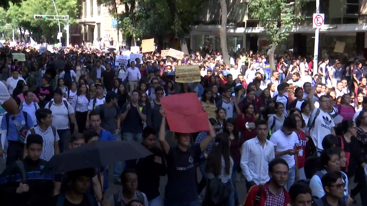 Miles de estudiantes participan en la marcha del luto y la indignación ...