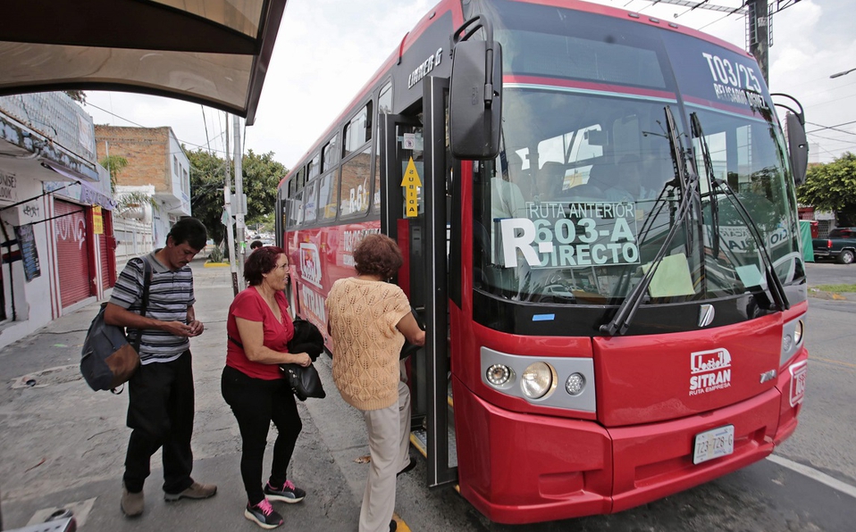 A partir del sábado comenzará a operar otra ruta empresa que tendrá como derrotero avenida Vallarta hasta el CUCBA.  (Fernando Carranza)