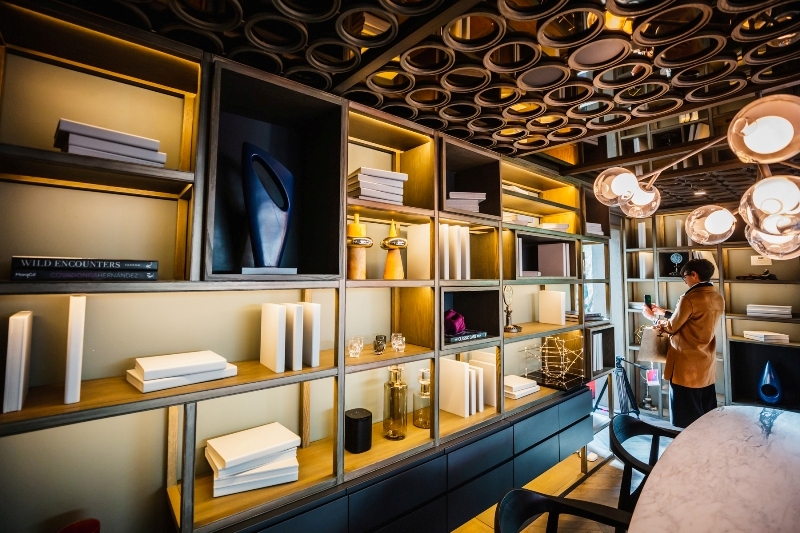 Esta biblioteca diseñada por MarqCo pensada en Sergio Pérez, busca ser un espacio para darle una pausa a tu día. (Design Week México)