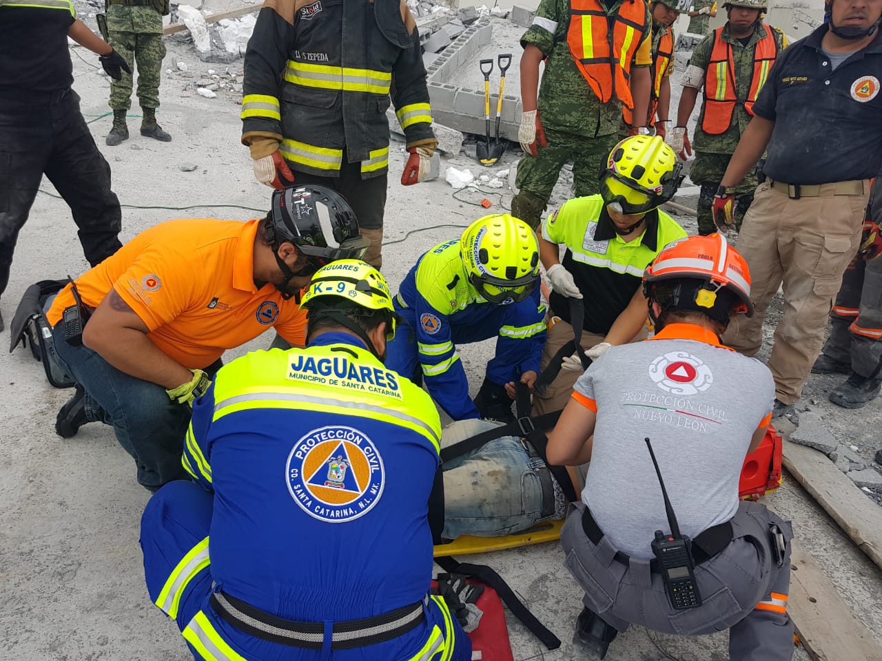 Los cuerpos de auxilio se coordinaron para el rescate.  (Foto: Roberto Alanís)