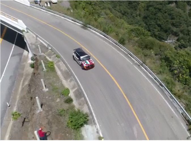 Un dron captó el momento en el que un automóvil cayó a un barranco. (Especial)