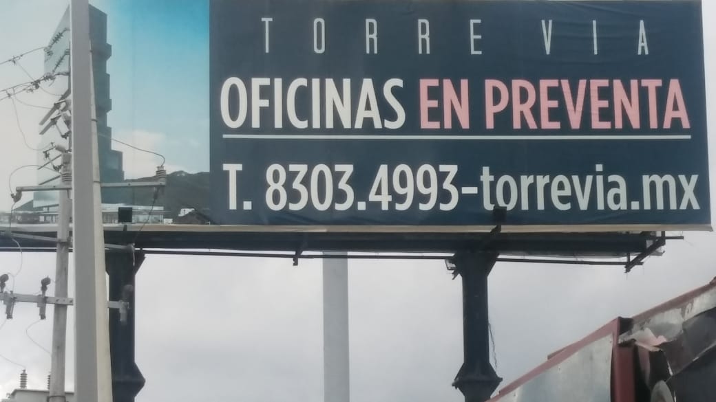Al exterior del lugar se puede observar un anuncio de oficinas en preventa. (César Cubero)