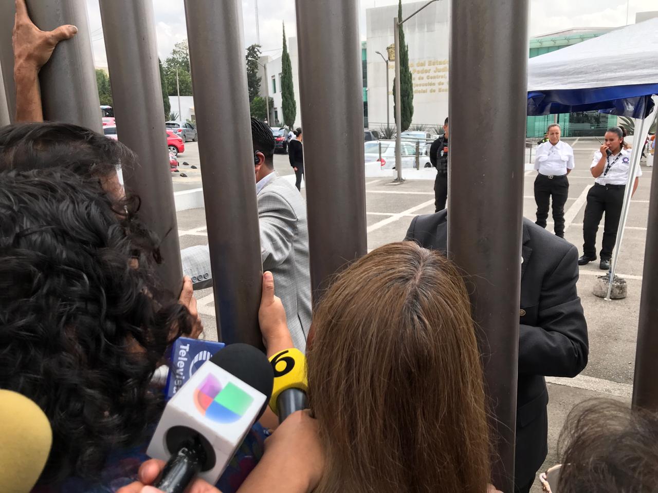 Algunos familiares de las víctimas de los feminicidas  no pudieron entrar a la audiencia. (Israel Navarro)