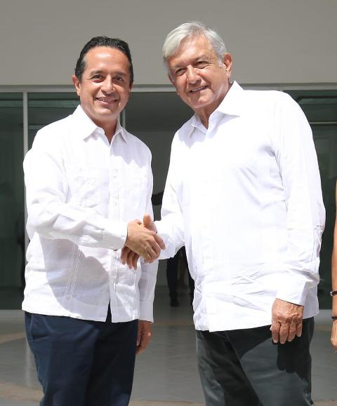 El gobernador de Quintana Roo recibe a López Obrador/José Antonio Belmont.