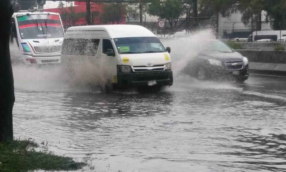 La lluvia dejó inundaciones en los carriles centrales de la Calzada Ignacio Zaragoza. (César Velazquez)