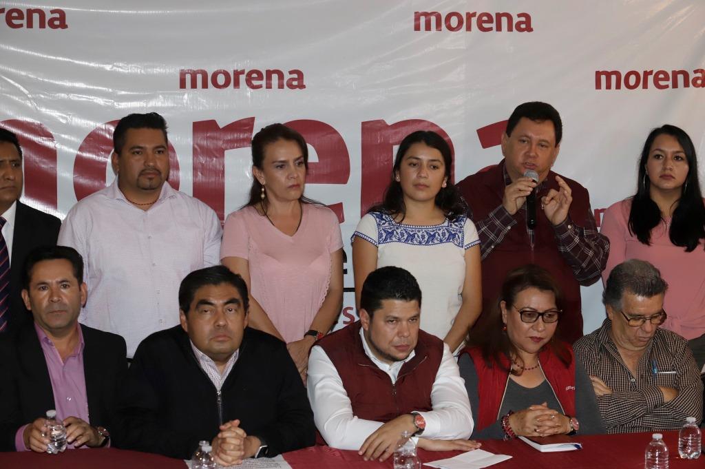 Luis Miguel Barbosa Huerta, ex candidato de la coalición Juntos Haremos Historia al gobierno de Puebla acompañado de diputados y regidores de MORENA (