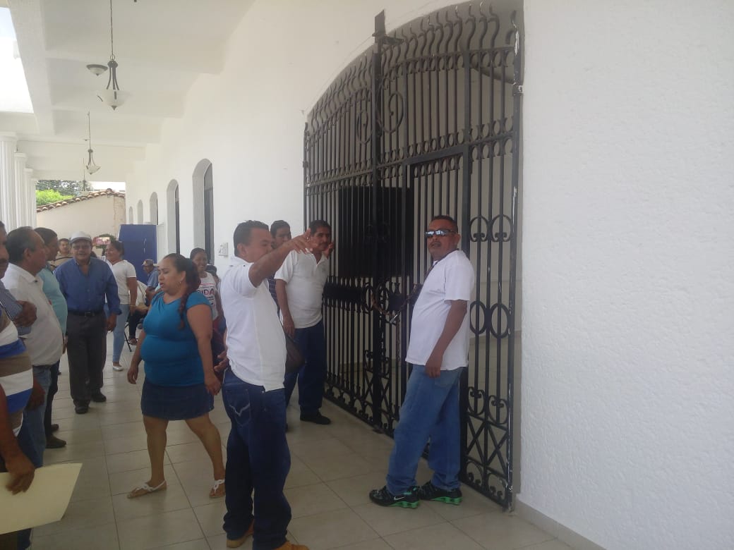 Los manifestantes cerraron el palacio municipal con cadenas y candados. (Javier Trujillo)