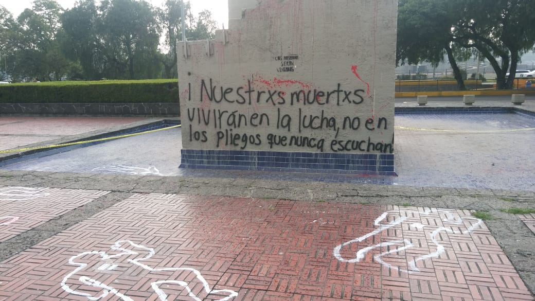 Las pintas en la explanada de Rectoría. (Alma Paola Wong)