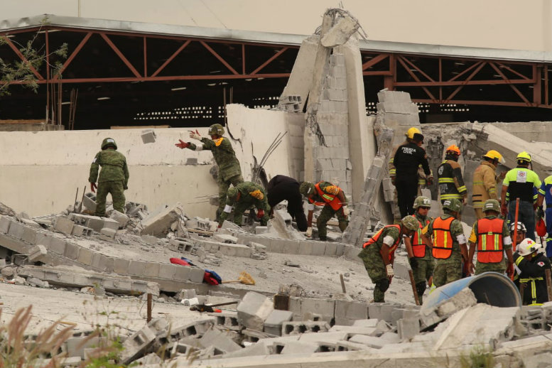 Protección Civil detalló que fue un edificio de 3 a 5 pisos el que colapsó. (Foto: Roberto Alanís)