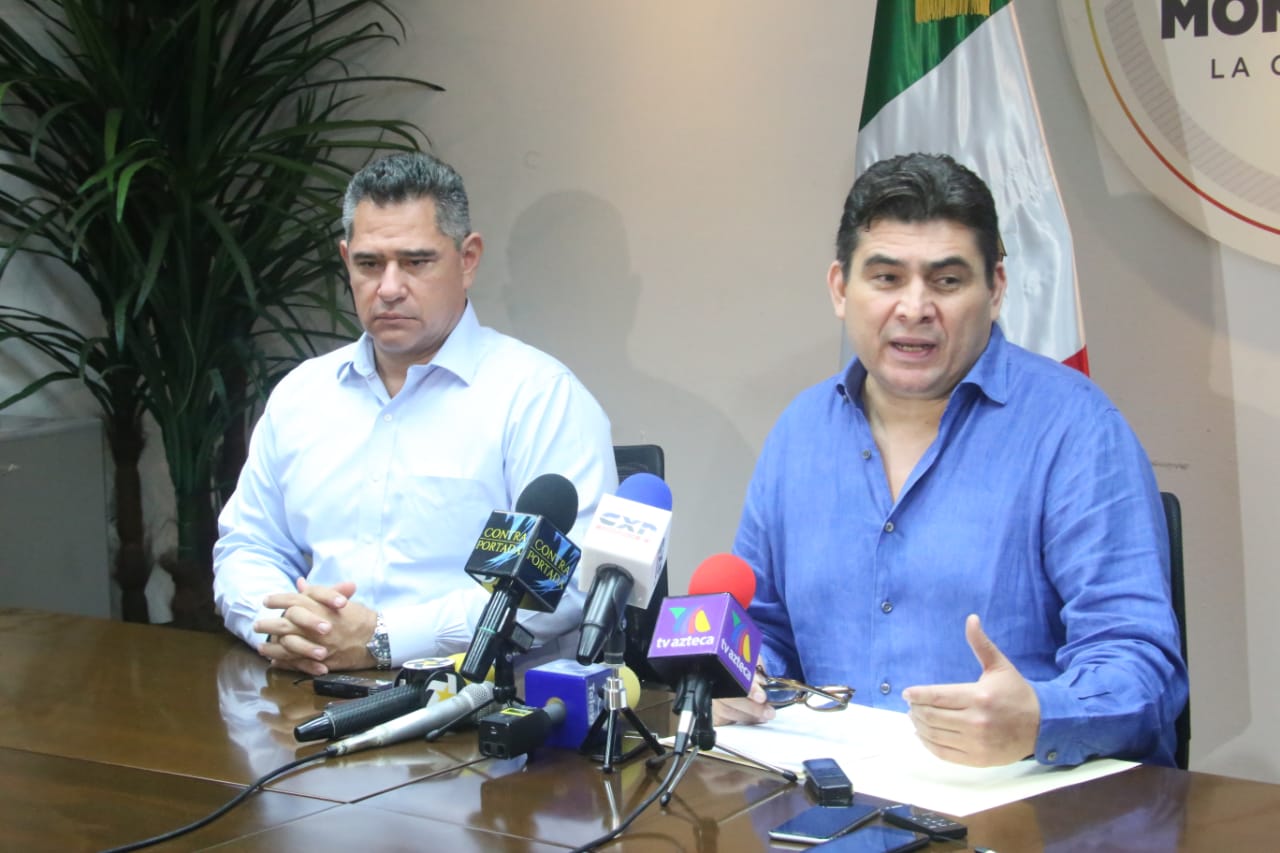 El secretario del Ayuntamiento, Genaro García, y el de Desarrollo Urbano y Ecología (Sedue), Luis Horacio Bortoni. (Raúl Palacios)