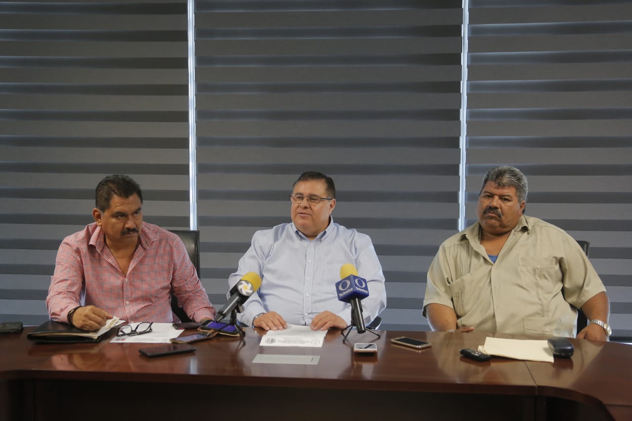 El secretario del Ayuntamiento con los representantes de los 2 Sindicatos. (Saúl González)
