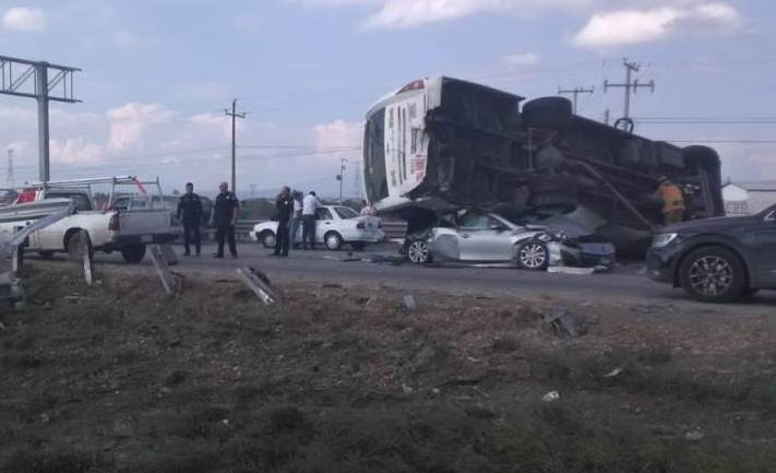 Un autobús quedó sobre un automóvil. (Estrella Álvarez)