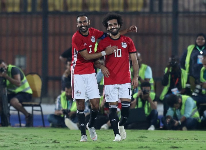 Ahmed Elmohamady y Mohamed Salah en festejo de gol (Reuters)