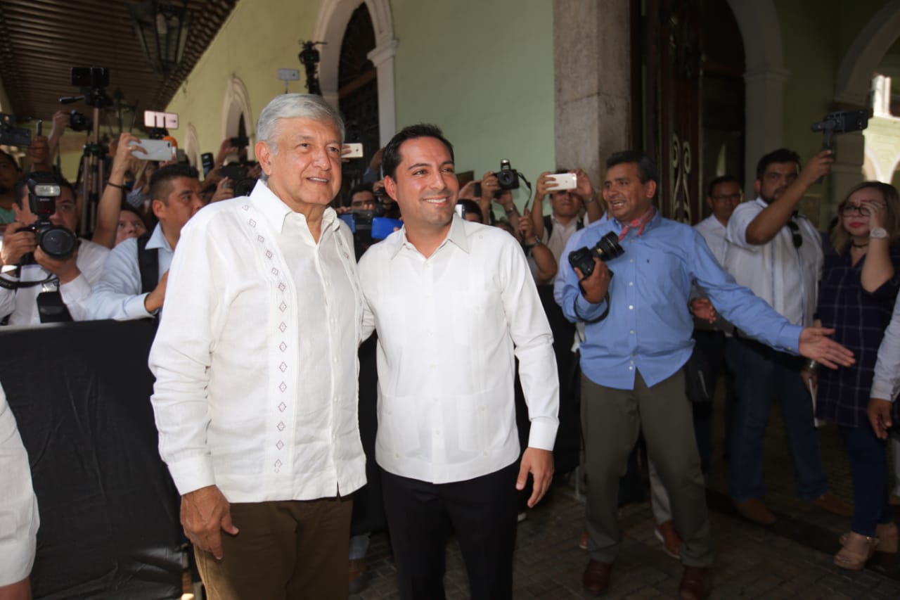 Andrés Manuel López Obrador y Mauricio Vila, gobernador de Yucatán. (Omar Franco)