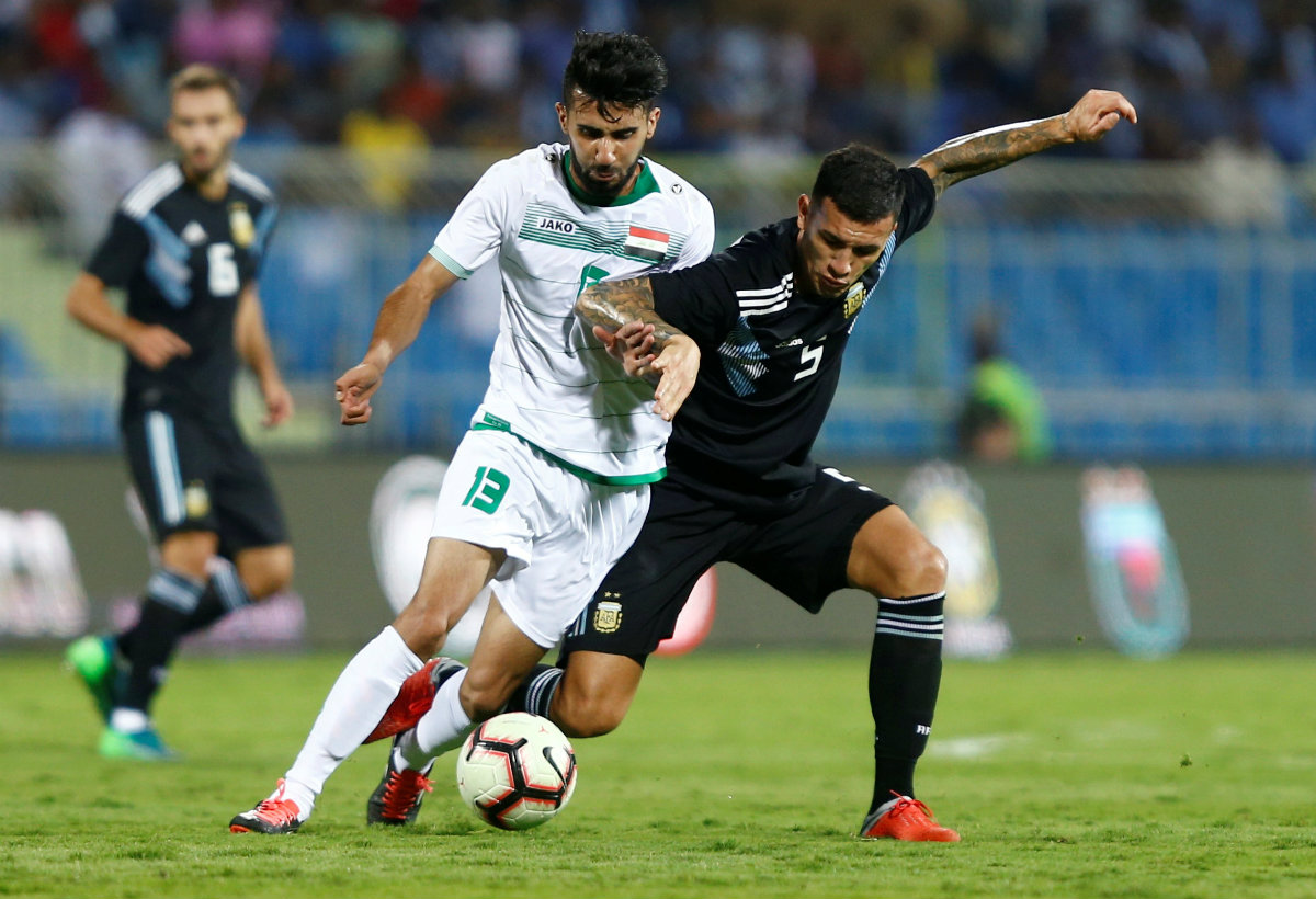 Bashar Resan disputa un balón con Leandro Paredes (Reuters)