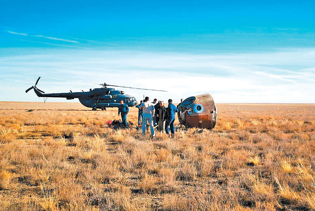 La cápsula espacial cayó en un campo de Kazajistán. (AP)