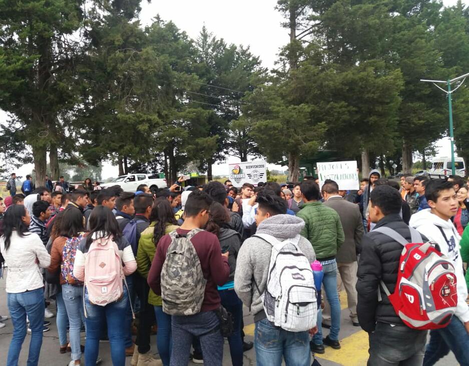 Estudiantes realizaron manifestación en la Universidad Tecnológica de Tlaxcala por incremento a cuotas. (Adolfo Tenahua)