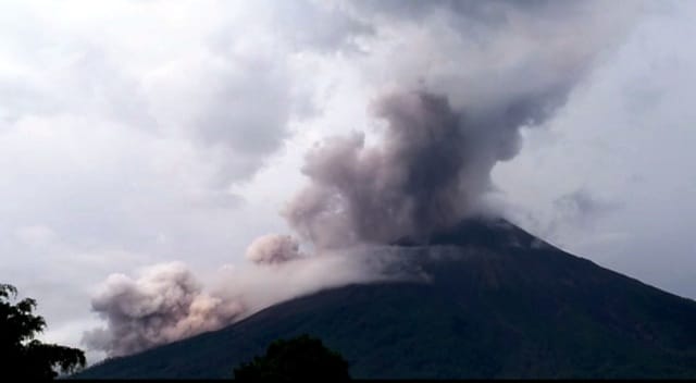 En junio el volcán hizo erupción y causó la muerte a 190 personas. (@ConredGuatemala)