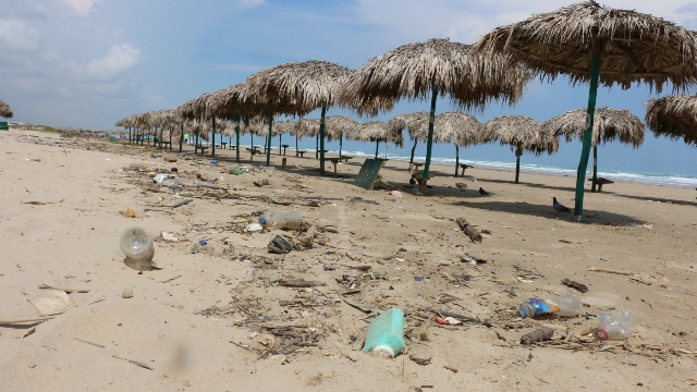 Palapas dañadas un gran cantidad de basura se apreciaba en el máximo paseo de Miramar (Yazmín Sánchez)