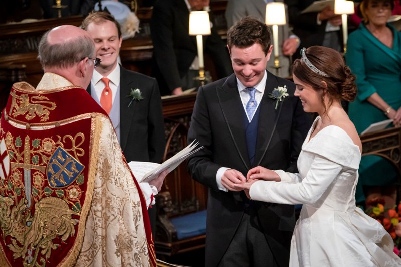 Pese a las críticas, los novios se mostraron sonrientes durante toda la ceremonia. (Reuters)