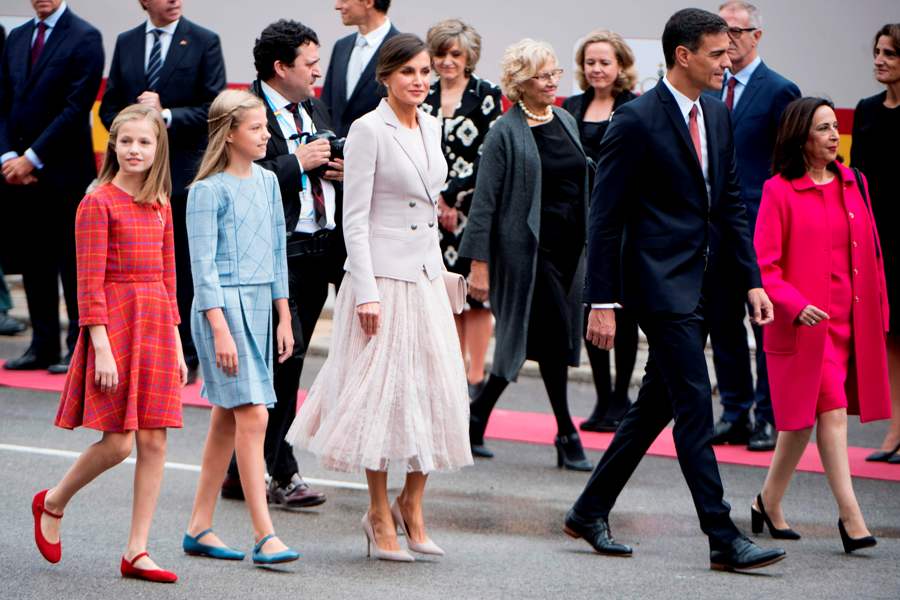 El presidente de España, Pedro Sánchez, acompañado de la reina Letizia y las infantas.