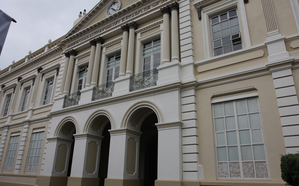 La propuesta fue entregada por escrito con cientos de firmas de universitarios. (Especial)
