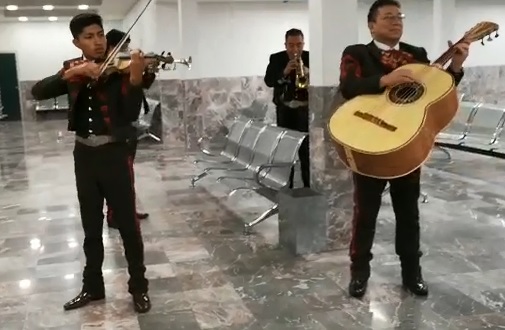 Trabajadores del hospital del IMSS se despidieron con marichi y pastel del edificio ubicado en Iztapalapa.