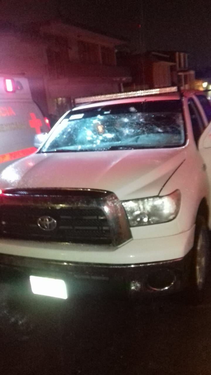 El vehículo en el que viajaban las víctimas presenta impactos de bala (Especial)