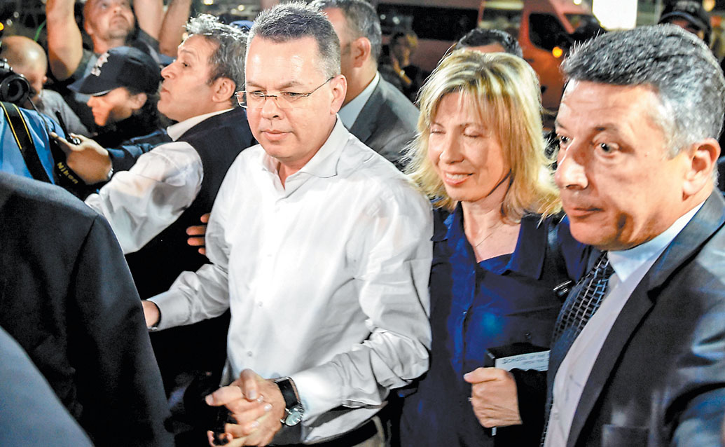 Andrew Brunson y su esposa arriban al aeropuerto de Esmirna antes de dirigirse a Alemania. (Bulent Kilic/AFP)