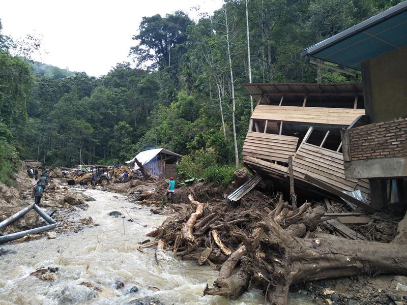 Las fuertes lluvias dañaron cientos de viviendas e infraestructuras en algunas zonas de Indonesia. (EFE)