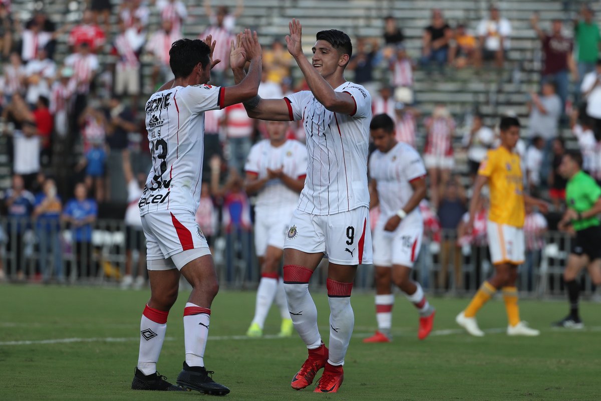 Jugadores de Chivas en festejo de gol (@Chivas)
