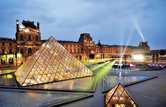El Museo del Louvre en París atrae multitudes con obras como La Gioconda, de Leonardo Da Vinci.