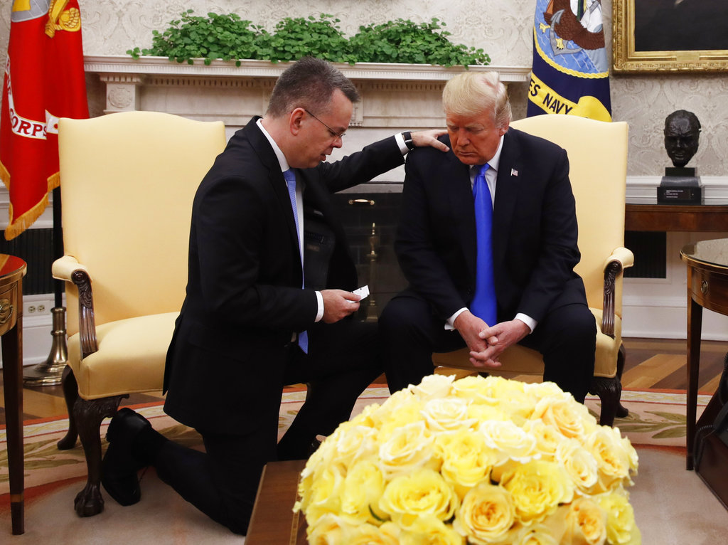 El presidente de Estados Unidos, Donald Trump, se reunió en La Casa Blanca con el pastor que recluido en Turquía. (AP)