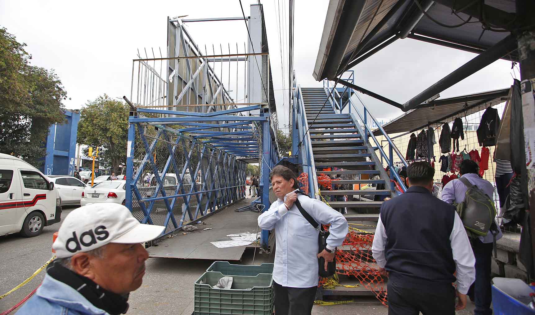 Retiran puente peatonal del boulevard norte (Andrés Lobato)