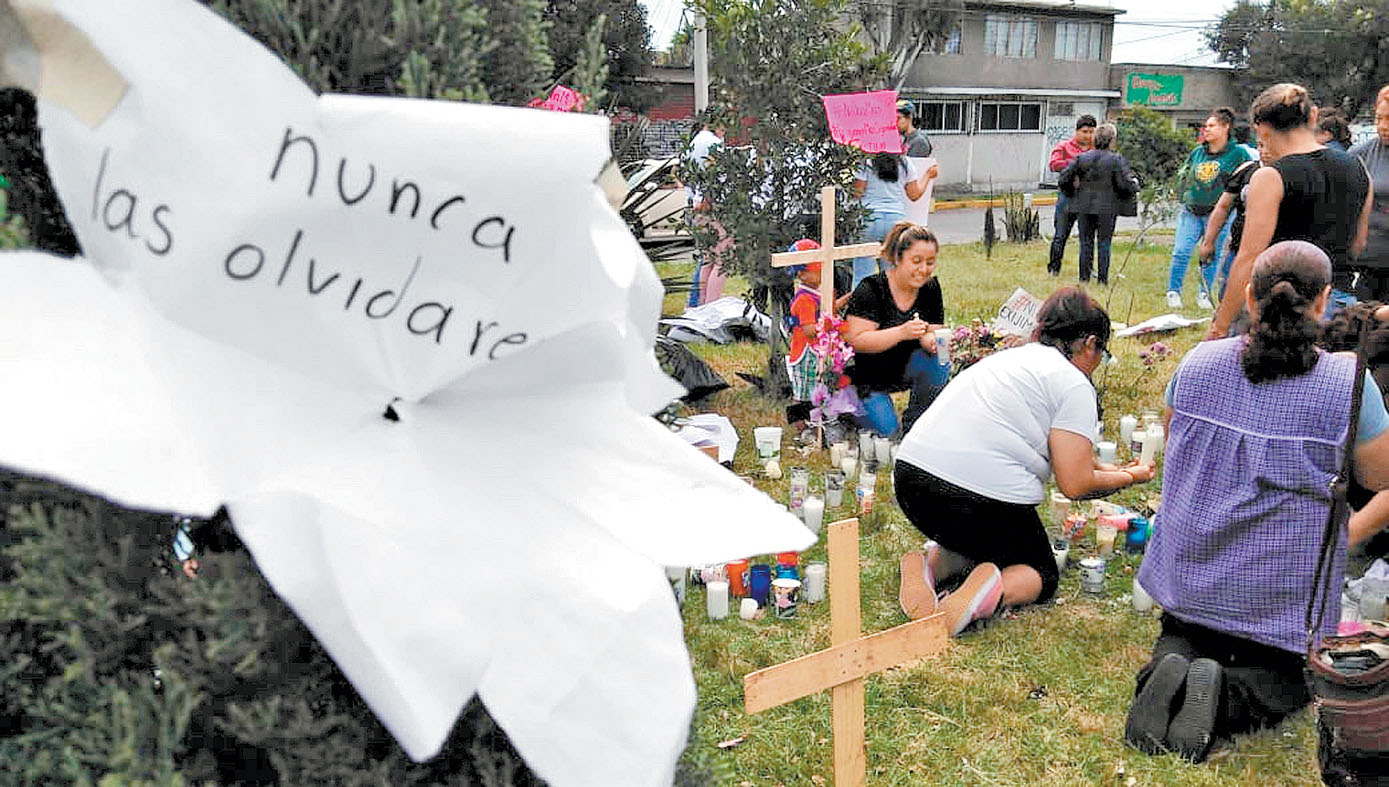 Familiares y vecinos colocaron una ofrenda en honor a las víctimas sobre la avenida Miguel Hidalgo. (Lauro Galicia)