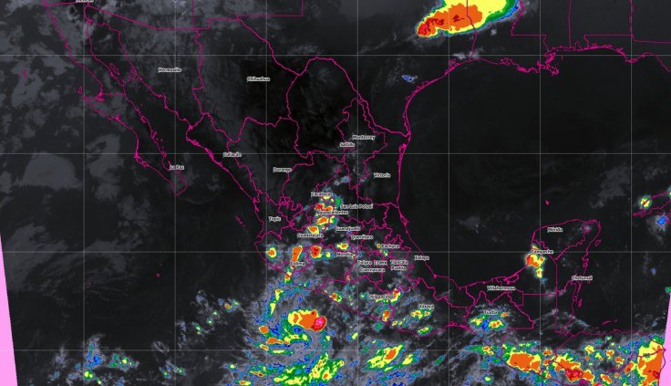 La tormenta se desplaza al oeste noroeste a nueve kilómetros por hora.