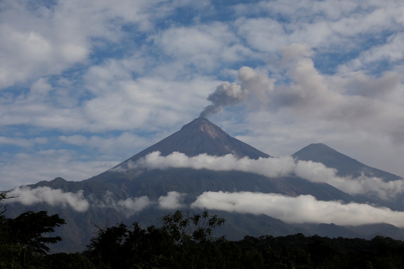 El volcán mostraba una fumarola blanca de unos 4 mil 400 metros de altura sobre el nivel del mar.