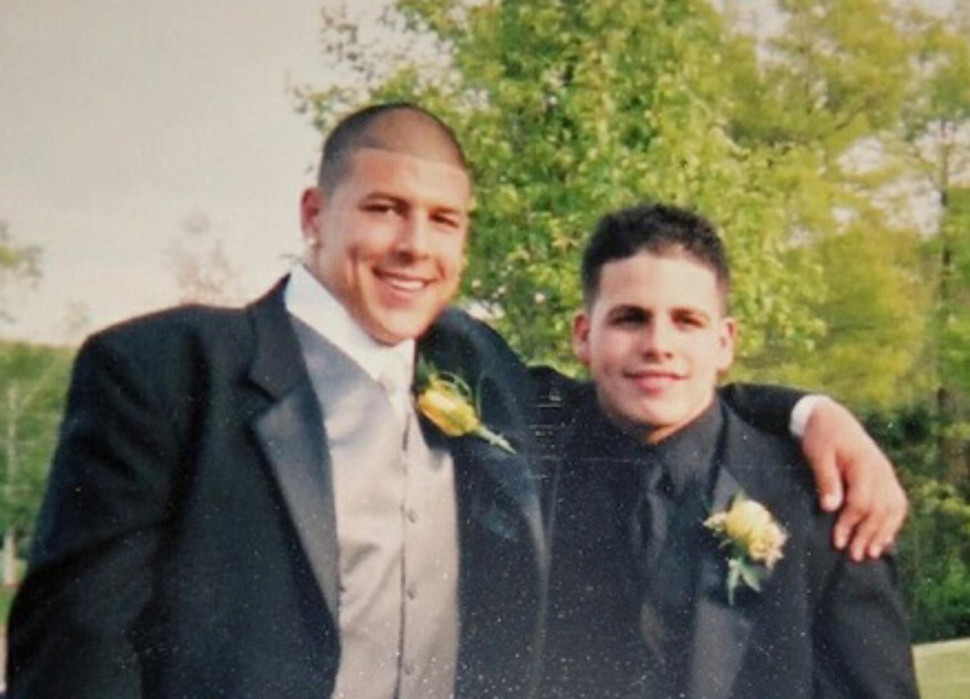 Aaron Hernández y Dennis SanSoucie (The Boston Globe/Familia San Soucie)