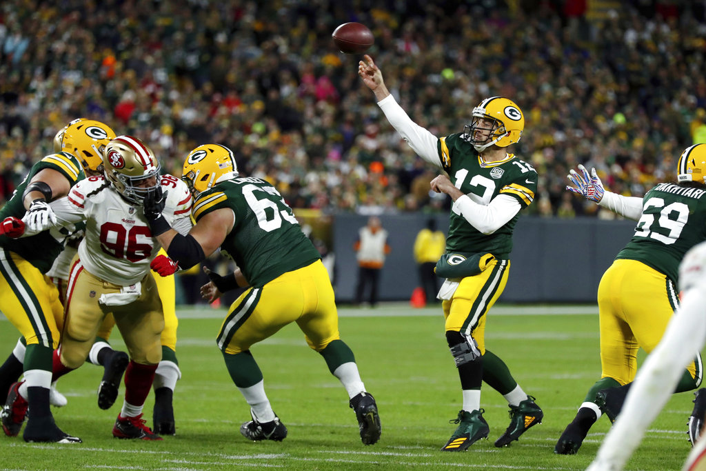 Aaron Rodgers y los Packers sacaron el triunfo contra los 49ers (AP)