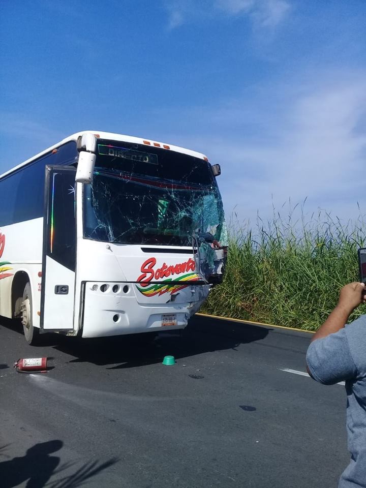 El accidente ocurrió en la carretera Coatzacoalcos-Minatitlán. (Isabel Zamudio)