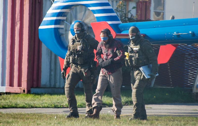 Agentes policiales escoltan Mounir el Motassadeq al aeropuerto de Hamburgo, noroeste de Alemania.