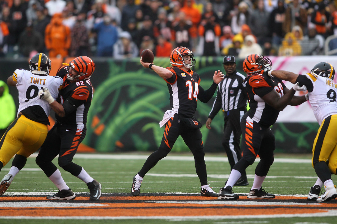 Andy Dalton en la última ofensiva de Cincinnati en el duelo ante Pittsburgh (AFP)
