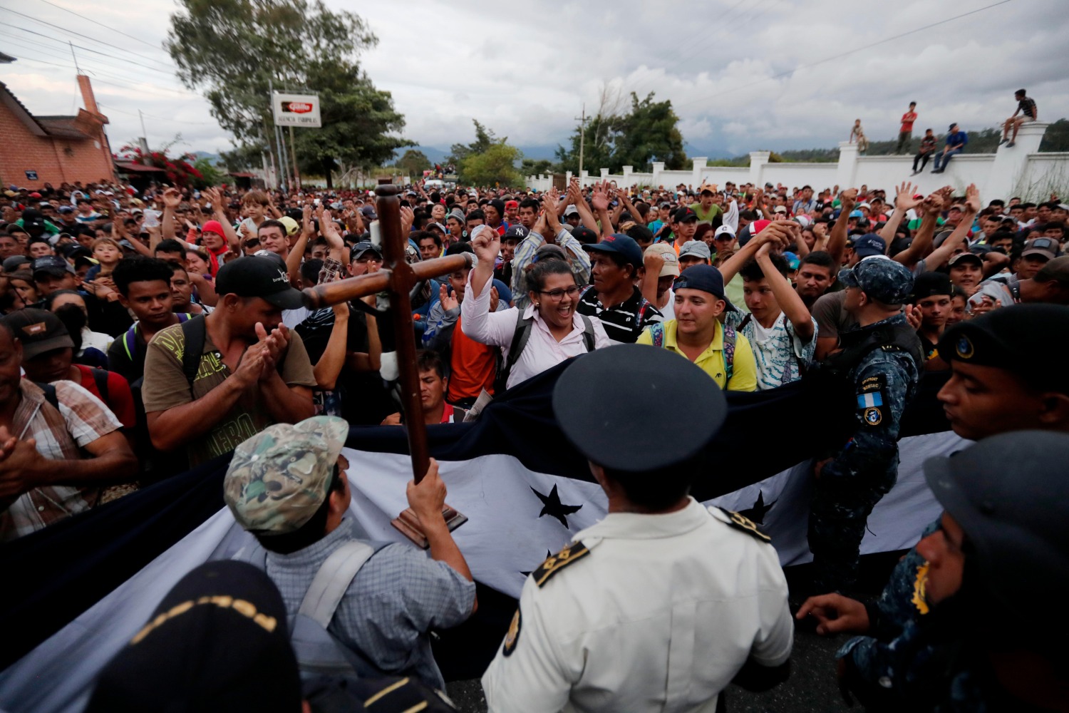 La caravana de migrantes hondureños cruzó hoy la frontera con Guatemala y tiene previsto atravesar México para llegar a EU. (EFE)
