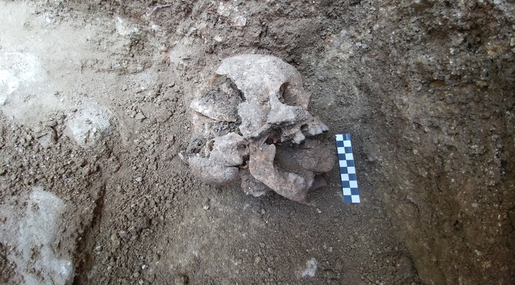 El niño fue enterrado con una piedra en la boca. (DPA)