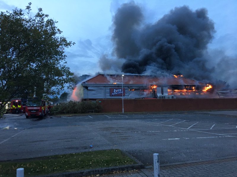 El incendio se originó en un lugar cercano al establecimiento de comida rápida.
