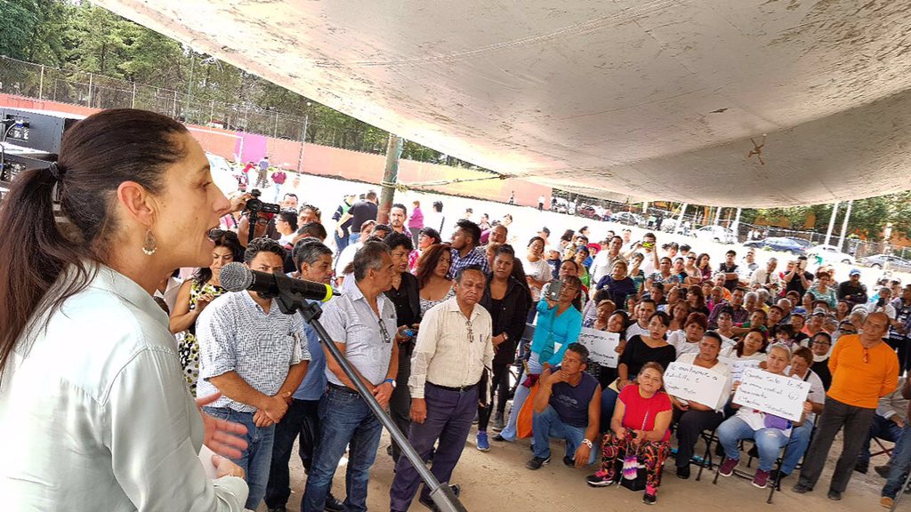 La jefa de Gobierno electa en su gira de agradecimiento en la Gustabvo A. Madero. (Twitter: @Claudiashein)